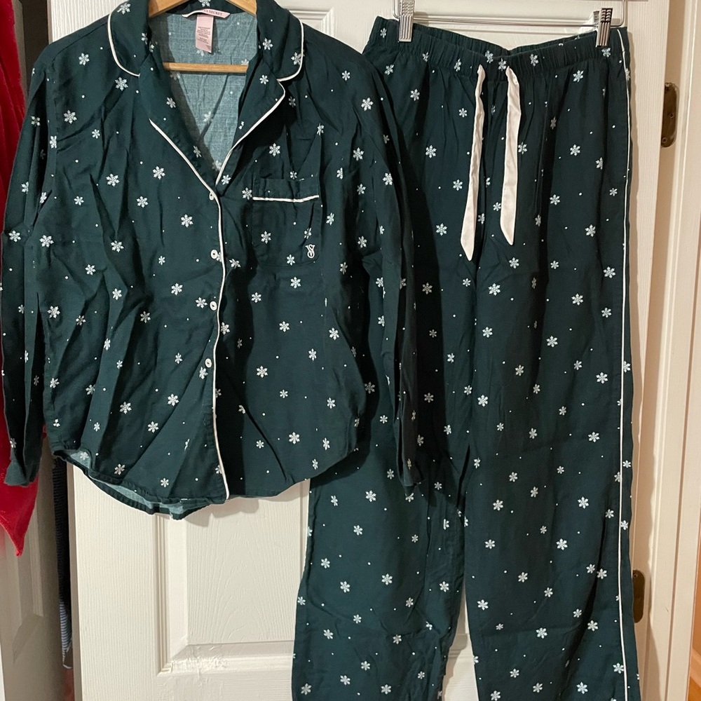 Victoria's Secret Green Snowflake Pajama Set